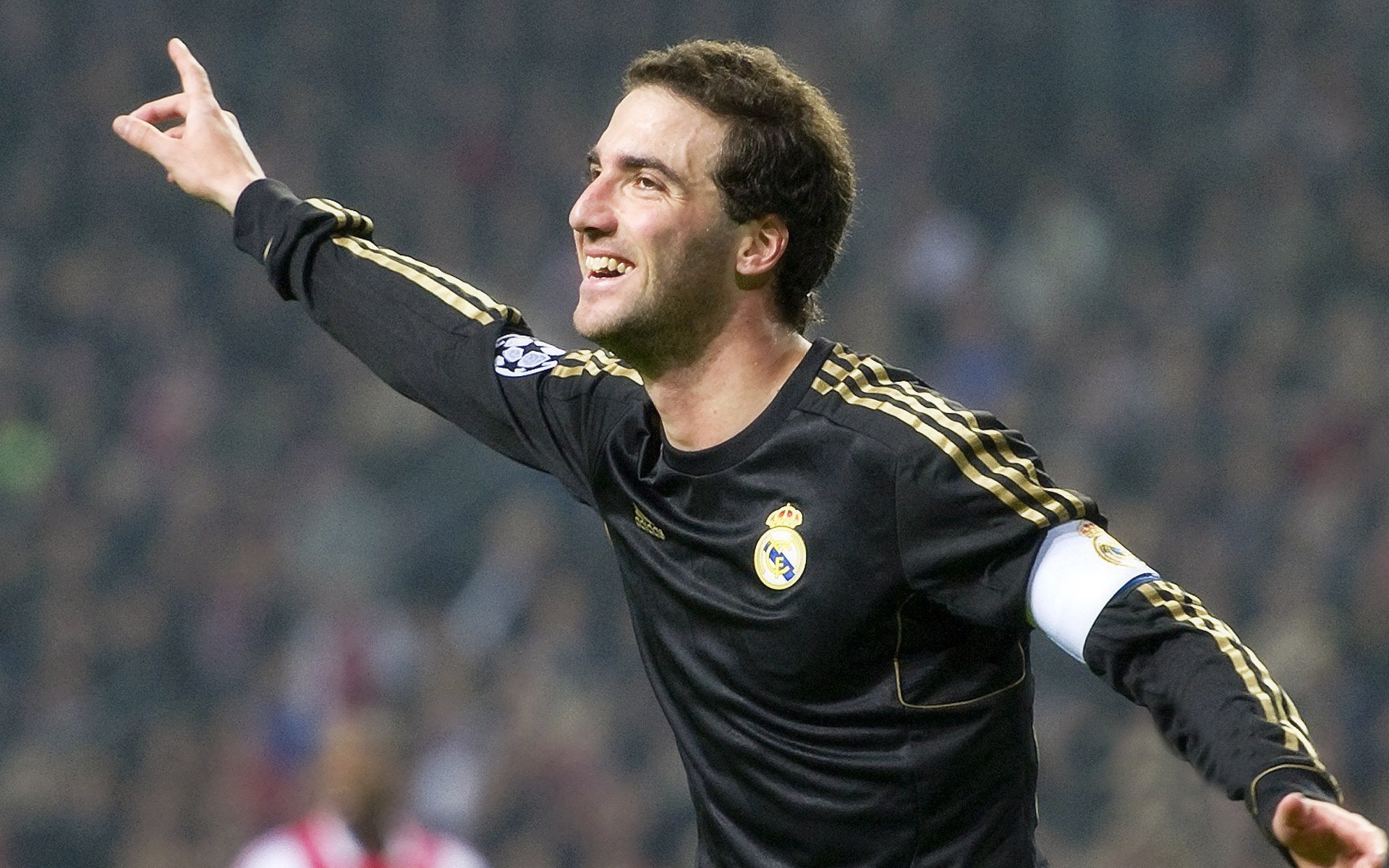 英超榜首大战落幕，阿森纳客场完胜曼联，英超阿森纳对曼城